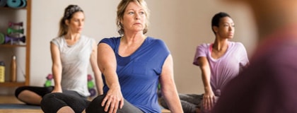 Image smiling women in a yoga class